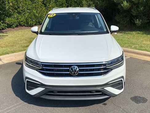 Used 2024 Volkswagen Tiguan SE AWD/4WD image 2