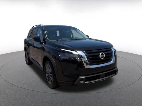 Used 2025 Nissan Pathfinder SV FWD image 3