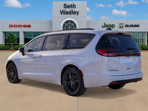 New 2026 Chrysler Pacifica Select w/ S Appearance Package image 5