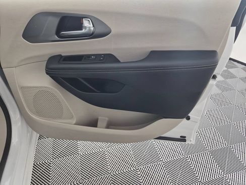 Used 2023 Chrysler Pacifica Touring-L FWD image 34