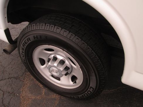 Used 2017 Chevrolet Express 2500 image 31