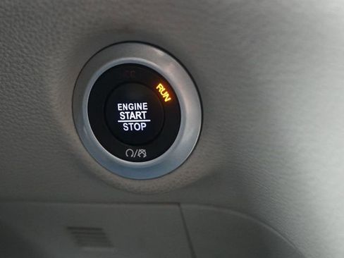 Used 2023 Chrysler Pacifica Touring-L image 16