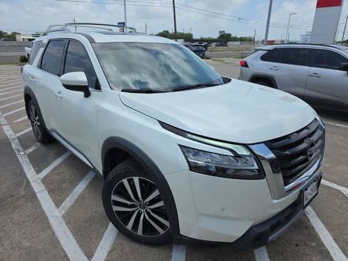 Certified 2024 Nissan Pathfinder Platinum FWD image 1