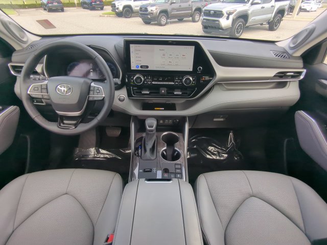 Used 2024 Toyota Highlander Limited FWD image 18