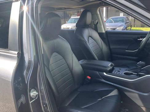 Used 2023 Toyota Highlander XLE image 9