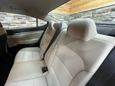 Used 2018 Hyundai Elantra SE FWD image 18