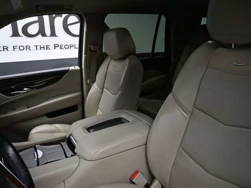 Used 2019 Cadillac Escalade Luxury AWD/4WD image 16