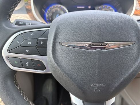 Certified 2023 Chrysler Pacifica Limited FWD image 26