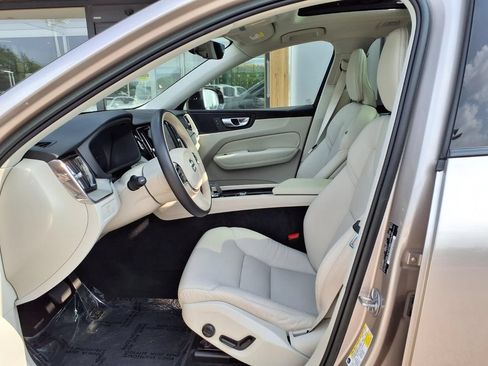 Used 2023 Volvo XC60 B5 Plus AWD/4WD image 12