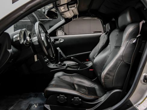 Used 2005 Nissan 350Z Touring RWD image 3