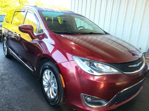 Used 2018 Chrysler Pacifica Touring-L image 1