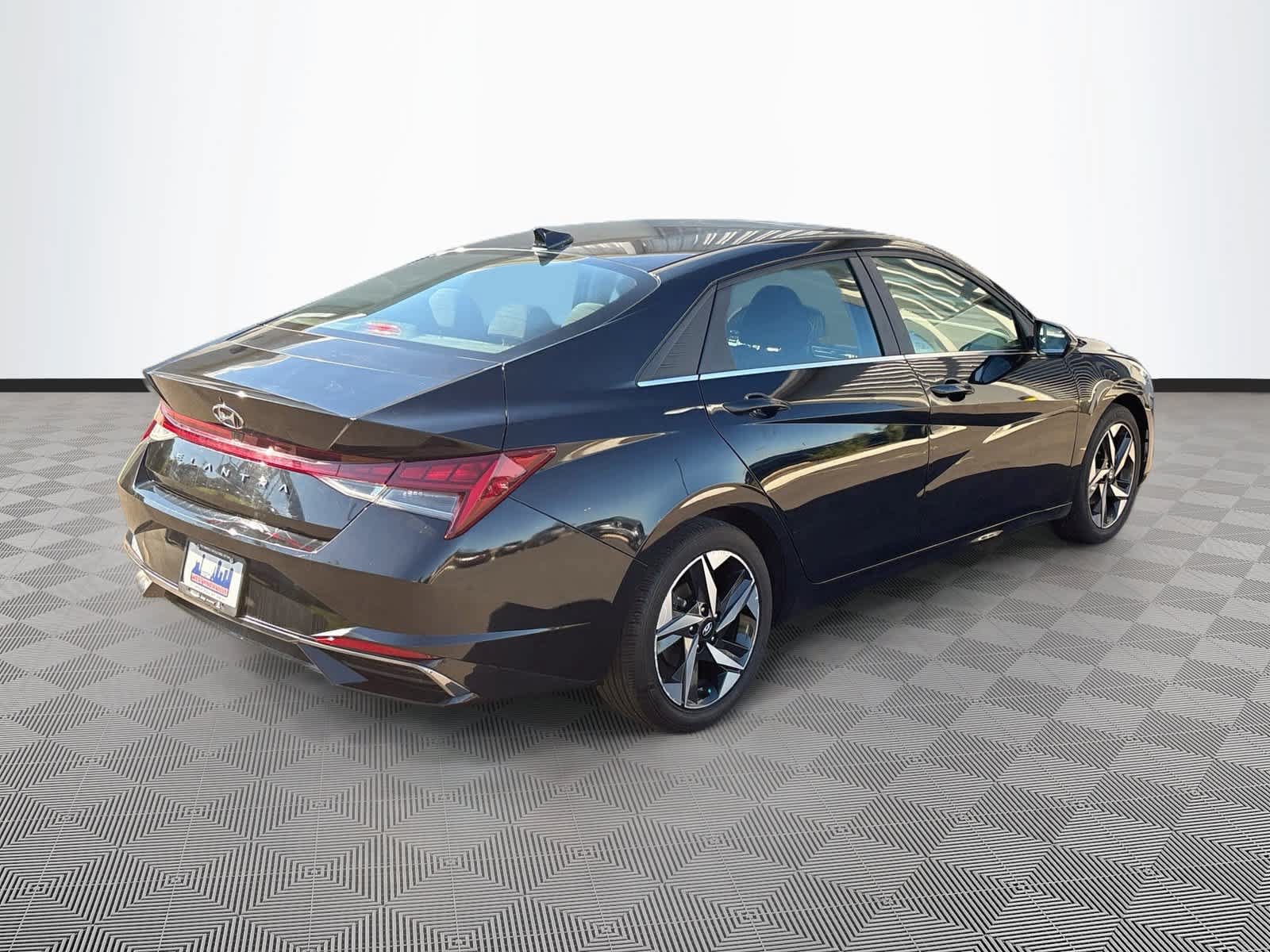 Used 2022 Hyundai Elantra SEL w/ Convenience + Premium Package FWD image 5
