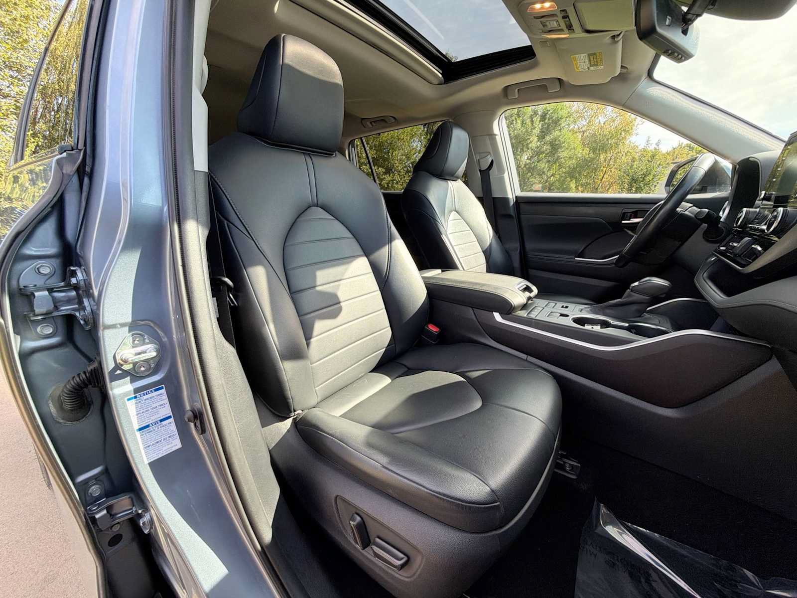 Used 2020 Toyota Highlander XLE AWD/4WD image 19