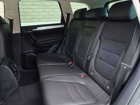 Used 2017 Volkswagen Touareg Sport AWD/4WD image 22