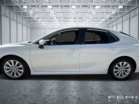 Used 2020 Toyota Camry LE image 2