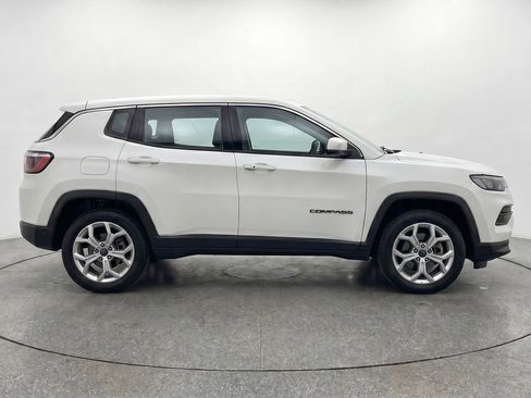 Used 2025 Jeep Compass Latitude AWD/4WD image 11