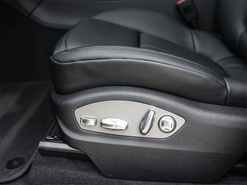 Certified 2025 Porsche Macan image 14