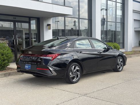 Certified 2025 Hyundai Elantra Limited FWD image 4