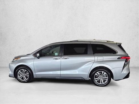 Used 2024 Toyota Sienna Platinum AWD/4WD image 9