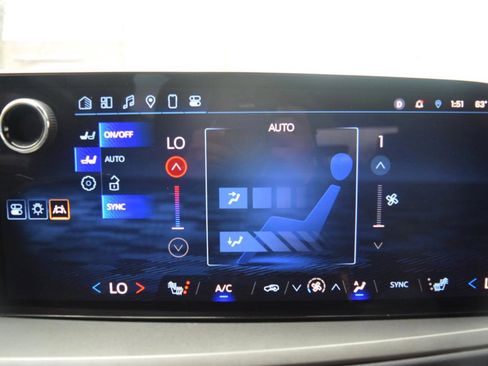 Used 2024 Chevrolet Traverse LT w/ Trailering Package FWD image 29