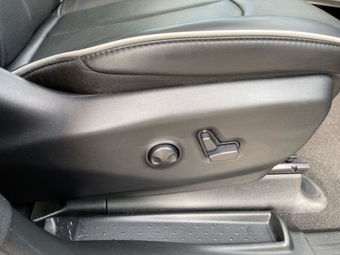 Used 2025 Chrysler Pacifica Limited image 49