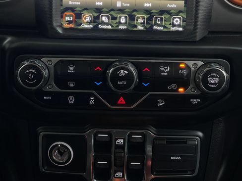 Used 2020 Jeep Wrangler Unlimited Sahara w/ Uconnect 4C Nav & Sound Group AWD/4WD image 23