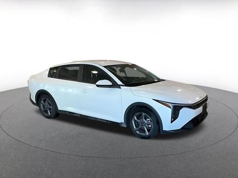 Used 2025 Kia K4 LXS image 2