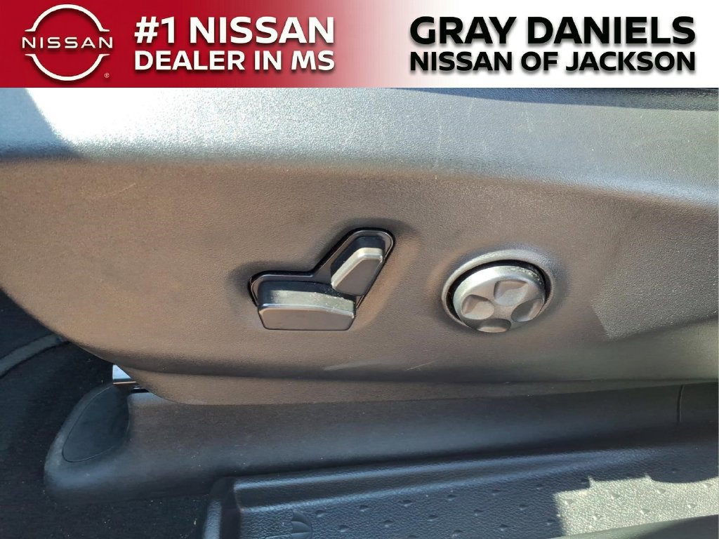 Used 2025 Chrysler Pacifica Select FWD image 13