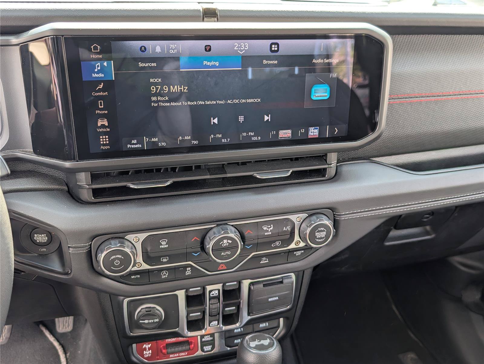 Used 2025 Jeep Wrangler Unlimited Rubicon AWD/4WD image 24