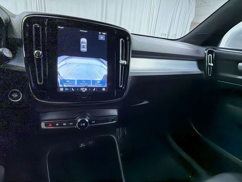 Used 2025 Volvo XC40 B5 Core image 11