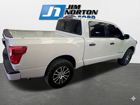 Used 2022 Nissan Titan SV image 6