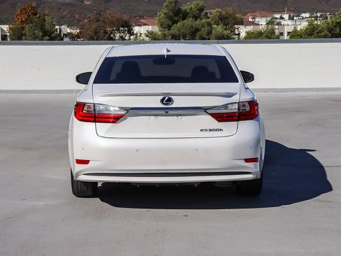 Used 2018 Lexus ES 300h w/ Navigation Package FWD image 5