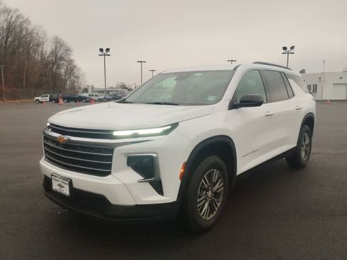 Used 2026 Chevrolet Traverse LT image 7