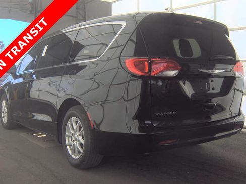 Used 2022 Chrysler Voyager LX image 5