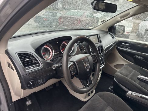 Used 2019 Dodge Grand Caravan SE FWD image 17