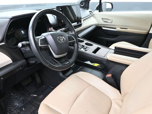Used 2022 Toyota Sienna XLE image 10
