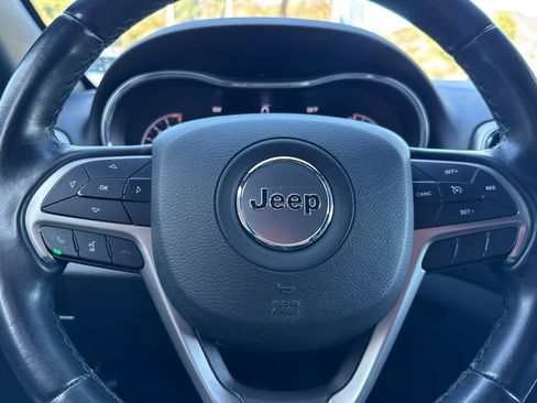 Used 2020 Jeep Grand Cherokee Laredo AWD/4WD image 22