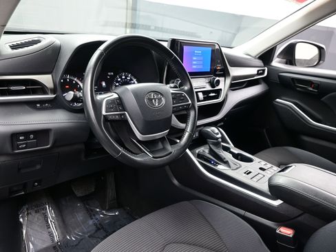 Used 2024 Toyota Highlander LE AWD/4WD image 13