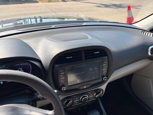 Used 2025 Kia Soul LX w/ LX Technology Package FWD image 16