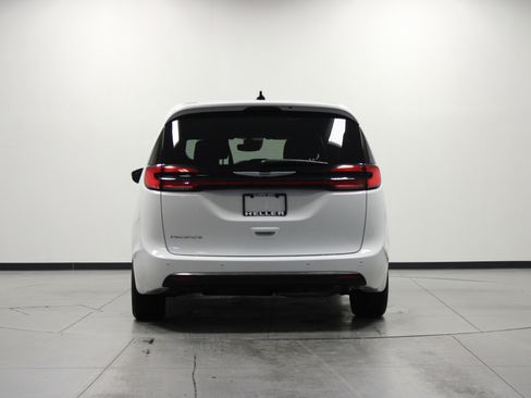 Used 2025 Chrysler Pacifica Select image 5