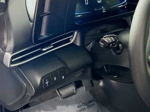 Certified 2025 Hyundai Elantra SE FWD image 10