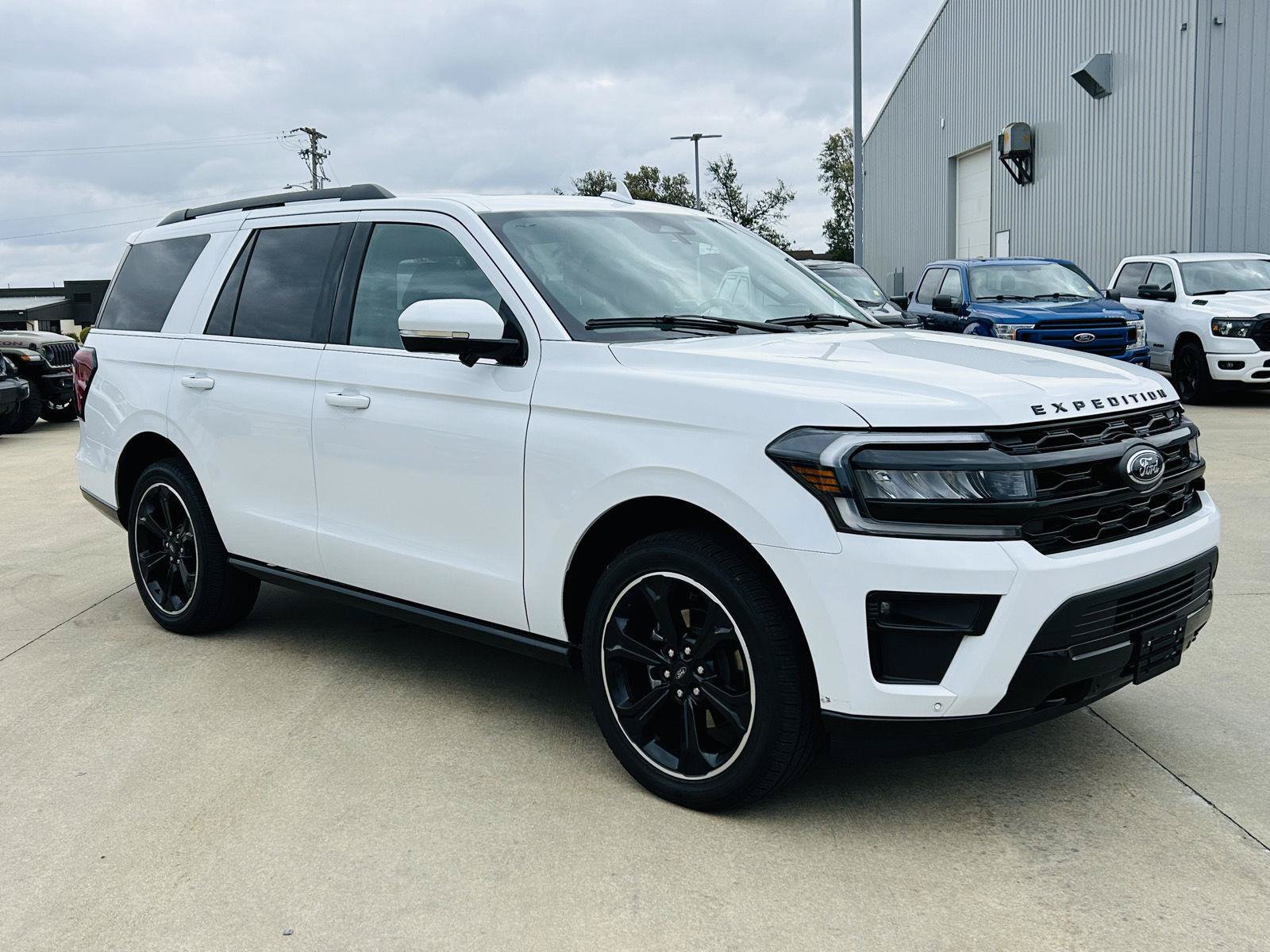 Used 2023 Ford Expedition Limited AWD/4WD image 2