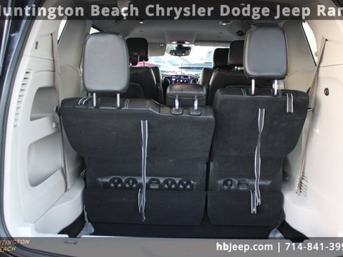 Used 2023 Chrysler Pacifica Touring-L image 34