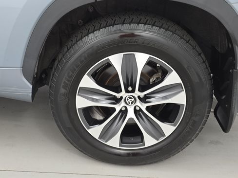 Used 2020 Toyota Highlander XLE AWD/4WD image 34