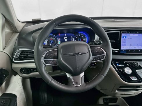 Used 2024 Chrysler Pacifica Touring-L FWD image 18