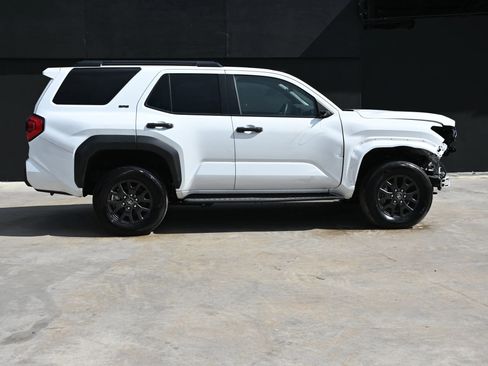 Used 2025 Toyota 4Runner SR5 AWD/4WD image 17
