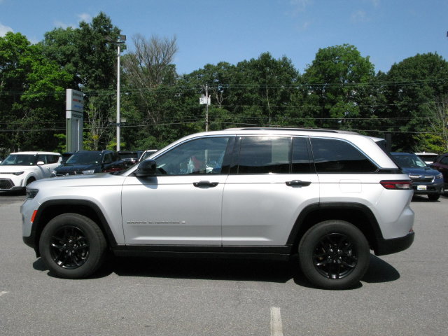 Used 2024 Jeep Grand Cherokee Laredo X w/ Luxury Tech Group I AWD/4WD image 9