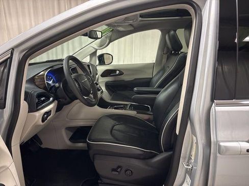 Used 2024 Chrysler Pacifica Limited image 14