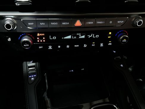 Used 2024 Kia Telluride EX w/ EX Captain's Chair Package AWD/4WD image 24