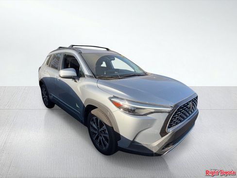 Used 2023 Toyota Corolla Cross XLE w/ Convenience Package image 5